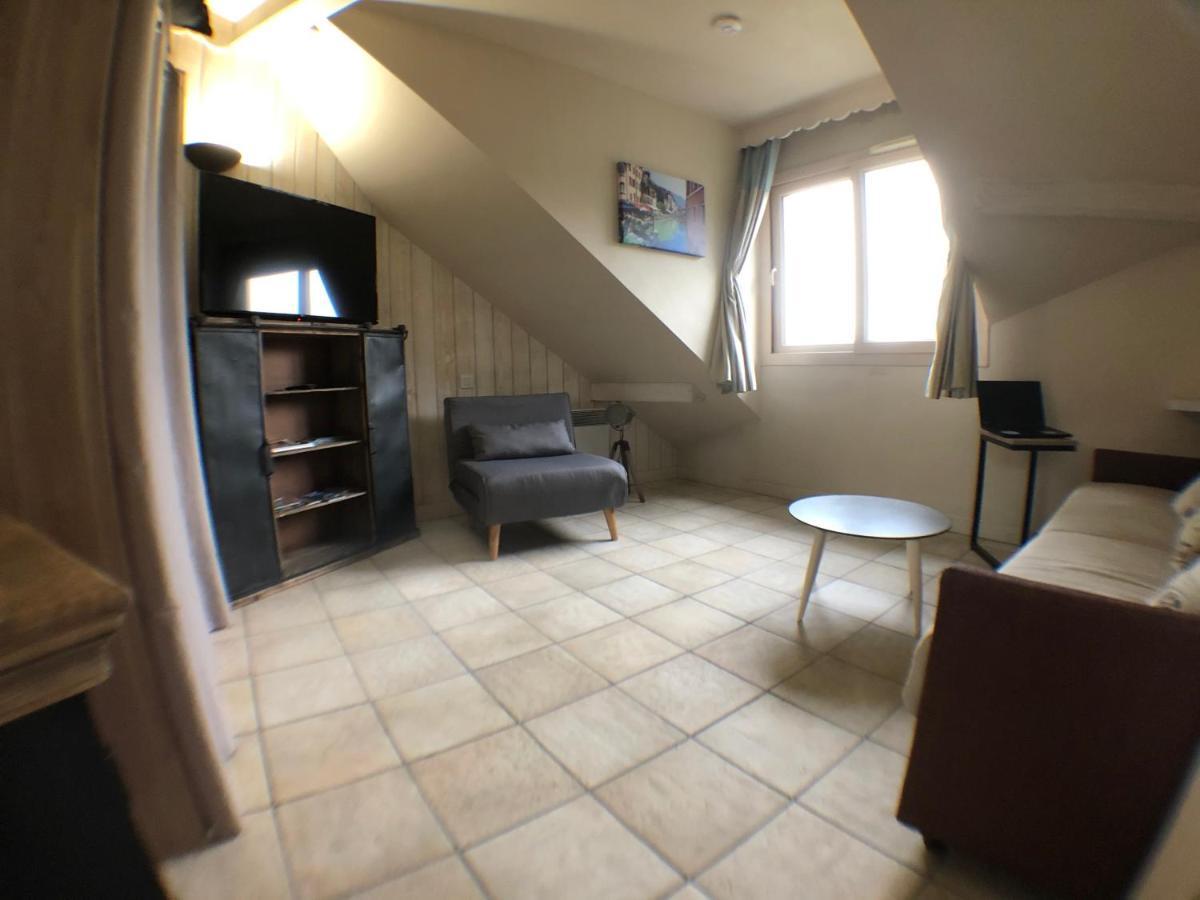 Logement Atypique Avec Vue Unique Panoramique Sur Le Lac D'Annecy, Dans Une Residence Avec Plage Et Ponton Privee Sur La Commune De Duingt Exterior foto